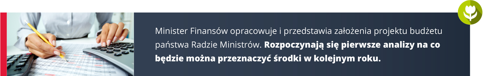 Dłonie trzymające ołówek, obok dwa kalkulatory. Po prawej stronie tekst: Minister Finansów opracowuje i przedstawia założenia projektu budżetu państwa Radzie Ministrów. Rozpoczynają sie pierwsze analizy na co będzie można przeznaczyć środki w kolejnym roku.